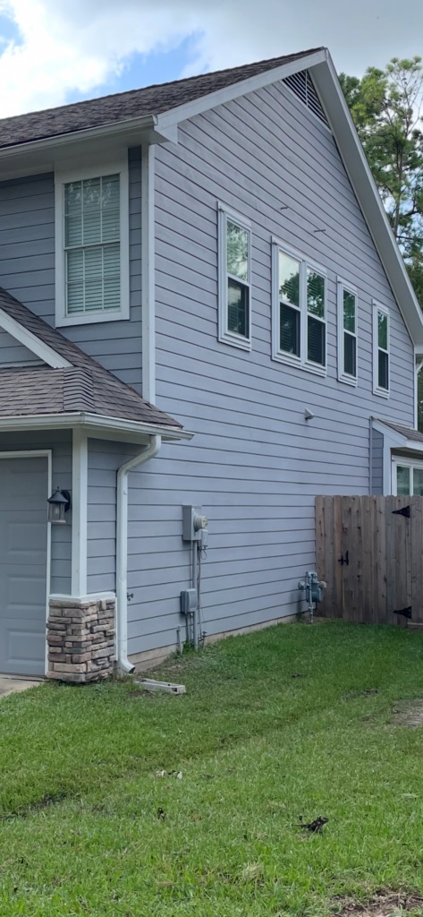 Champion Forest Exteriors installing weather-resistant siding and roofing designed specifically for the climate conditions of Houston homes.